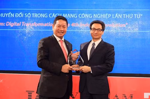 Ông Trương Gia Bình trao kỷ niệm chương ICT cho Phó Thủ tướng Vũ Đức Đam. Ảnh: Hoàng Hà