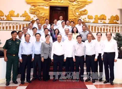 Thủ tướng Nguyễn Xuân Phúc và các đại biểu chụp ảnh chung. Ảnh: Thống Nhất-TTXVN