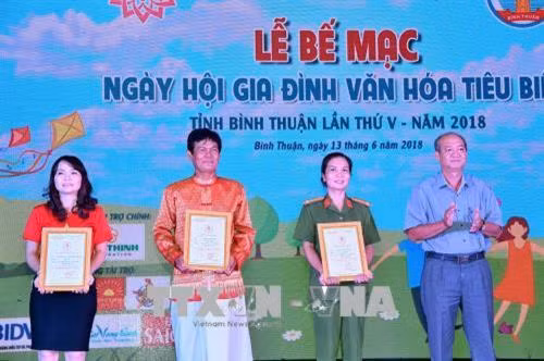 Ban tổ chức trao giải cho các gia đình trong phần thi tự giới thiệu Ảnh: Hồng Hiếu- TTXVN