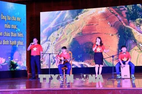 Phần thi văn nghệ của các gia đình. Ảnh: Hồng Hiếu- TTXVN