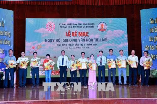 Ban tổ chức trao giải cho các gia đình. Ảnh: Hồng Hiếu- TTXVN