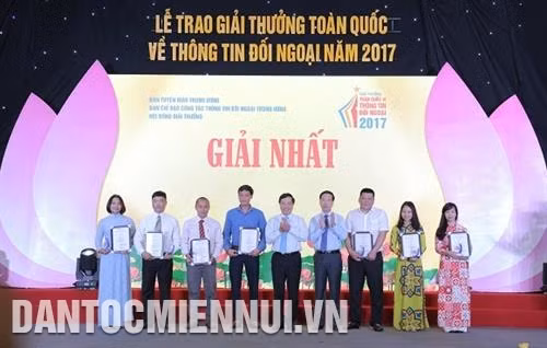 Phó Thủ tướng Chính phủ Phạm Bình Minh và Trưởng Ban Tuyên giáo Trung ương Võ Văn Thưởng trao giải Nhất cho các tác giả. Ảnh: Nam Sương