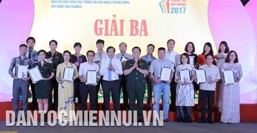 Ông Thuận Hữu, Ủy viên Trung ương Đảng, Phó Trưởng ban Tuyên giáo Trung ương, Tổng Biên tập Báo Nhân dân và Thượng tướng Nguyễn Trọng Nghĩa, Ủy viên Trung ương Đảng, Phó Chủ nhiệm Tổng cục chính trị Quân đội nhân dân Việt Nam trao giải Ba cho các tác giả. Ảnh: Nam Sương