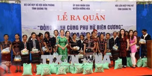 Câu lạc bộ doanh nghiệp nữ tỉnh Quảng Trị trao tặng 150 suất quà cho phụ nữ có hoàn cảnh khó khăn. Ảnh: Trịnh Bang Nhiệm - TTXVN