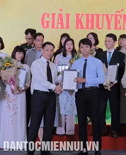 Ông Nguyễn Đức Lợi, Ủy viên Trung ương Đảng, Tổng Giám đốc TTXVN trao giải khuyến khích cho các tác giả. Ảnh: Nam Sương