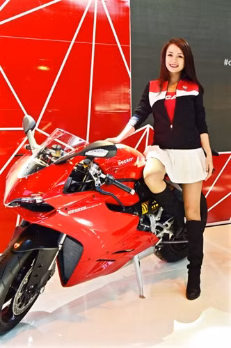 Chân dài khoe sắc cùng siêu xe tại triển lãm ô tô quốc tế 2015 ảnh 13