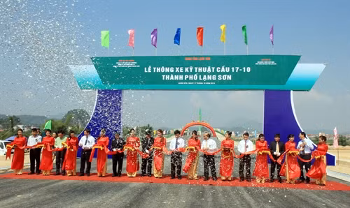 Các đại biểu thực hiện nghi thức cắt băng thông xe cầu 17-10 bắc qua sông Kỳ Cùng (Lạng Sơn)