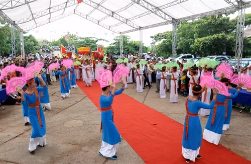 Nghi lễ thỉnh rước kiệu trang phục Nữ thần Pô Sal Inư lên tháp Pô Sal Inư. Ảnh: Nguyễn Thanh- TTXVN