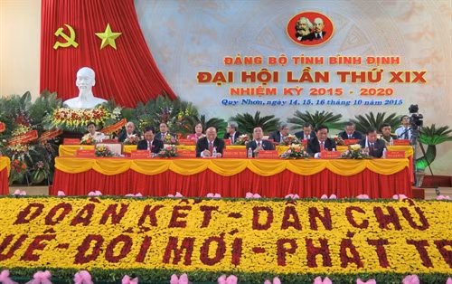 Đoàn chủ tịch tại Đại hội hội đại biểu Đảng bộ tỉnh Bình Định lần thứ XIX. Ảnh: Viết Ý-TTXVN
