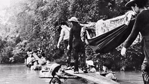 “Cầu người” - bức ảnh độc đáo của nhà báo Văn Thính ảnh 1