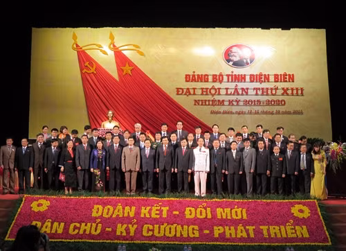 Ban Chấp hành Đảng bộ tỉnh Điện Biên nhiệm kỳ 2015 - 2020 ra mắt Đại hội. Ảnh: Xuân Tư – TTXVN