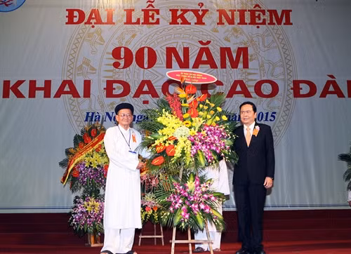 Ông Trần Thanh Mẫn, Uỷ viên Trung ương Đảng, Phó Chủ tịch Uỷ ban Trung ương MTTQ Việt Nam tặng lẵng hoa chúc mừng tại lễ kỷ niệm. Ảnh: Nguyễn Dân – TTXVN