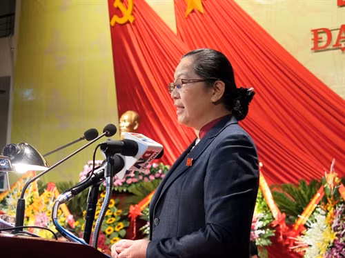 Đồng chí Lò Mai Trinh- Bí thư Tỉnh ủy Điện Biên trình bày báo cáo chính tri tại Đại hội đại biểu Đảng bộ tỉnh Điện Biên lần thứ XIII.. Ảnh: Xuân Tư- TTXVN