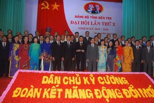 Ban chấp hành Đảng bộ tỉnh Bến Tre nhiệm kỳ 2015 – 2020 ra mắt Đại hội. Ảnh: Văn Trí – TTXVN