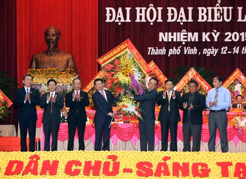 Đoàn đại biểu tỉnh Xiêng Khoảng tặng hoa chúc mừng Đại hội thành công. Ảnh: Thanh Tùng-TTXVN