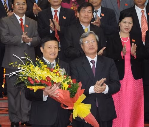 Đồng chí Nguyễn Khắc Chử (cầm hoa) tái đắc cử chức vụ Bí thư Tỉnh ủy Lai Châu khóa XIII. Ảnh: Công Hải- TTXVN*