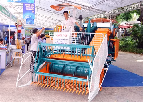 Máy thu hoạch ngô, lúa của công ty Phan Tuấn (Đồng Tháp) được giới thiệu tại chợ Công nghệ và thiết bị Quốc tế 2015. Ảnh: Quang Quyết-TTXVN