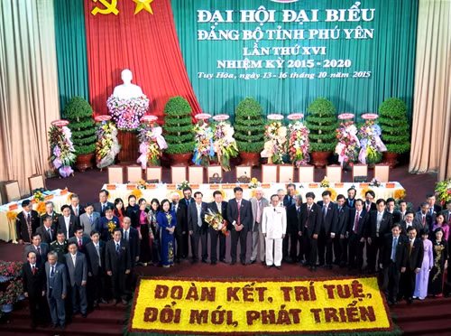 Ban chấp hành Đảng bộ tỉnh Phú Yên nhiệm kỳ 2015-2020 ra mắt Đại hội. Ảnh: Thế Lập – TTXVN