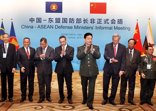 Bộ trưởng Quốc phòng Trung Quốc Thường Vạn Toàn (giữa) và các đại biểu tại cuộc họp. Reuters/TTXVN