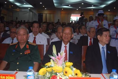 Các đồng chí lãnh đạo, nguyên lãnh đạo Đảng, Nhà nước và các đại biểu dự Đại hội đại biểu Đảng bộ tỉnh Bến Tre lần thứ X, nhiệm kỳ 2015-2020. Ảnh: Văn Trí- TTXVN
