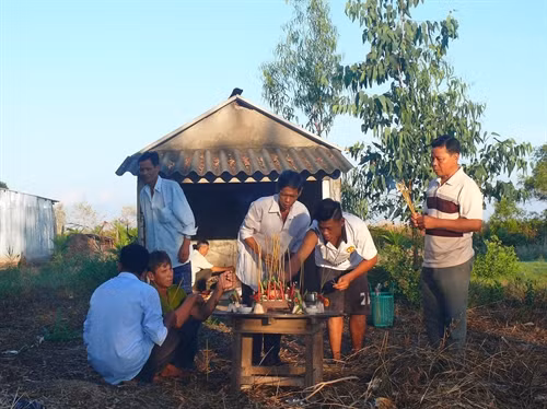 Tại các phum sóc của người Khmer, bà con thường lập một cái miếu nhỏ để thờ Neak - Ta