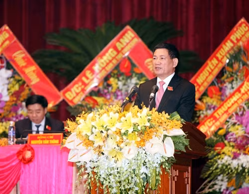 Đồng chí Hồ Đức Phớc, Bí thư Tỉnh uỷ Nghệ An trình bày Báo cáo chính trị tại Đại hội, sáng 13/10. Ảnh: Thanh Tùng – TTXVN
