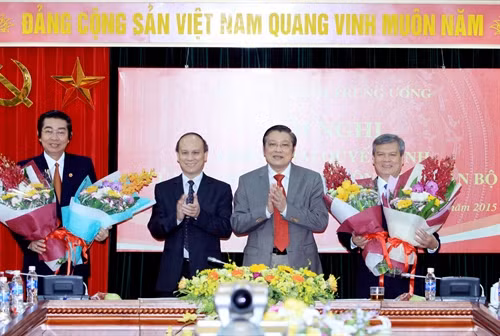 Quang cảnh tặng hoa chúc mừng tân Phó Trưởng Ban Nội chính Trung ương Nguyễn Văn Thông (ngoài cùng bên phải) và tân Phó Trưởng Ban Nội chính Trung ương Võ Văn Dũng (ngoài cùng bên trái). Ảnh: An Đăng - TTXVN