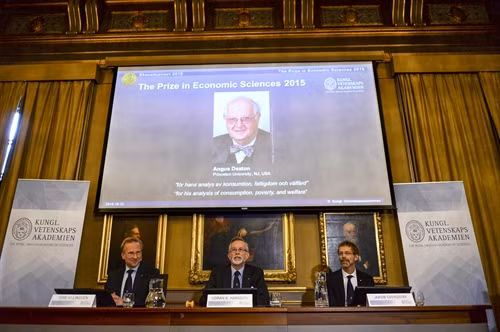Hội đồng Giải thưởng Nobel công bố chủ nhân giải Nobel Kinh tế 2015 thuộc về nhà Kinh tế học Angus Deaton, tại Stockholm, Thụy Điển ngày 12/10. Ảnh: Reuters/ TTXVN