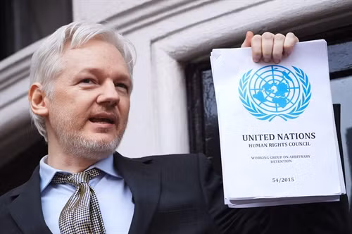 Trong ảnh (tư liệu): Ông Julian Assange phát biểu với báo giới tại Đại sứ quán Ecuador ở thủ đô London (Anh) ngày 5/2. AFP/TTXVN