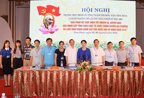 Chủ tịch Quốc hội Nguyễn Thị Kim Ngân chụp ảnh chung với các đại biểu. Ảnh: Trọng Đức - TTXVN