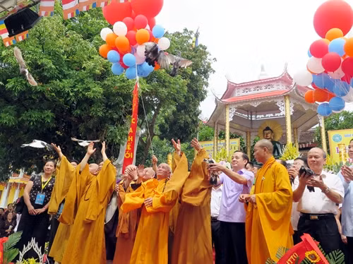 Thả chim bồ câu tại Đại lễ chiêm bái Phật ngọc hòa bình thế giới. Ảnh Thu Hằng- TTXVN