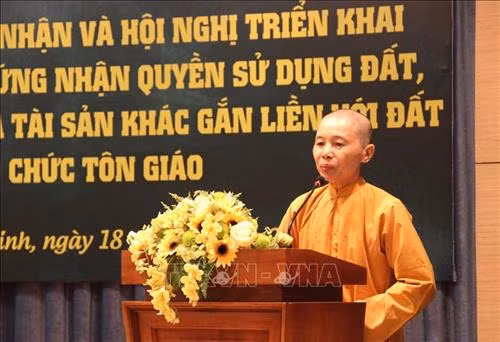 Sư cô Trúc Liên, Tịnh xá Ngọc Diệp (Quận 3) phát biểu khi được trao Giấy chứng nhận quyền sử dụng đất. Ảnh: Xuân Dự - TTXVN