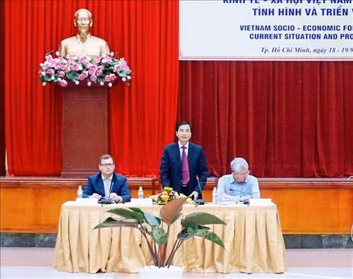 Ông Lê Bộ Lĩnh, Phó Tổng Thư ký, Phó Chủ nhiệm Văn phòng Quốc hội phát biểu tại diễn đàn. Ảnh: Thu Hoài – TTXVN