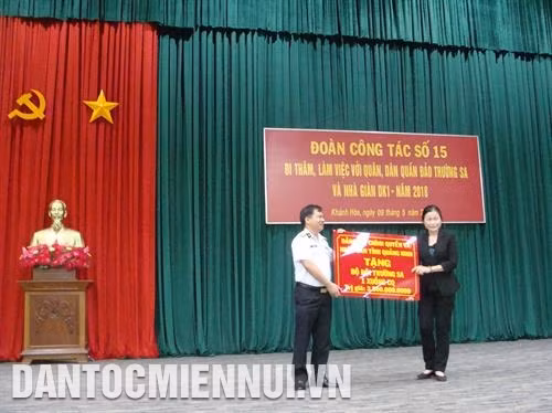 Đại diện tỉnh Quảng Ninh trao quà tượng trưng cho bộ đội Trường Sa. Ảnh: Mai Hưng
