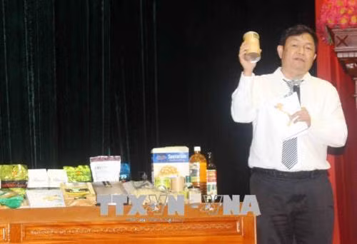 Ông Huỳnh Ngọc Huy, thành viên Hội Đồng quản trị Ngân hàng LienVietPostBank kiêm Tổng thư ký Hiệp hội Mắc ca Việt Nam giới thiệu những sản phẩm chủ yếu được chế biến từ cây mắc ca. Ảnh: Công Tuyên – TTXVN