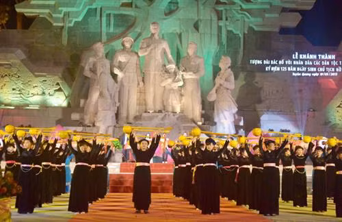 Tiết mục hát Then “Người Tuyên Quang nhớ Bác Hồ” tại Lễ khánh thành Tượng đài “Bác Hồ với nhân dân các dân tộc tỉnh Tuyên Quang” (tháng 5-2015). Ảnh: baotuyenquang.com.vn