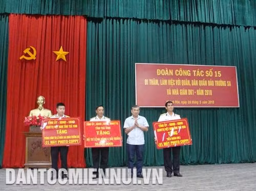 Đại diện tỉnh Trà Vinh trao quà tượng trưng cho bộ đội Trường Sa và Nhà giàn DK1..Ảnh: Mai Hưng
