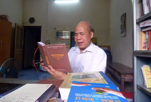 Ông Ma Văn Đức đang nghiên cứu các làn điệu Then cổ. Ảnh Quang Đán - TTXVN