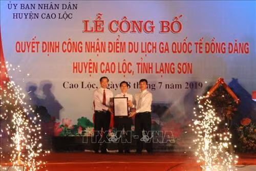 Phó Chủ tịch UBND tỉnh Lạng Sơn Dương Xuân Huyên trao Quyết định công nhận điểm du lịch Ga quốc tế Đồng Đăng cho lãnh đạo UBND huyện Cao Lộc. Ảnh: Ngọc Tùng – TTXVN