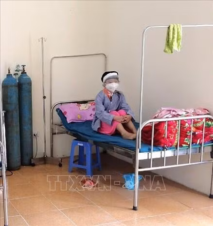 Sau 1 tuần điều trị, bệnh nhân 268 ở Hà Giang sức khỏe ổn định tiến triển tốt. Ảnh: TTXVN phát