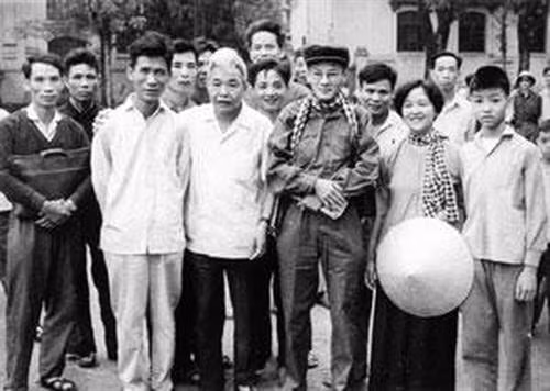 Gia đình và đồng nghiệp tiễn Phó Tổng biên tập Việt Nam Thông tấn xã Trần Thanh Xuân (người đội mũ) dẫn đầu đoàn phóng viên GP10 vào chiến trường miền Nam (1973). Ảnh: TTXVN