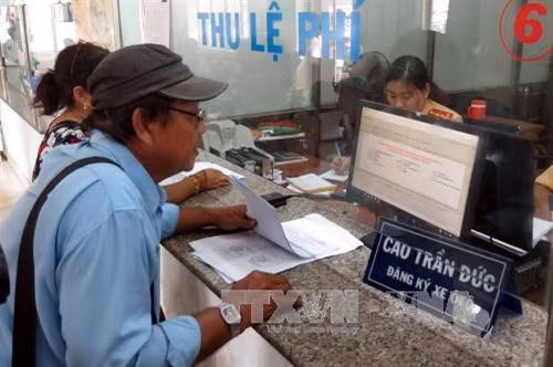 Người dân đăng ký xe trên mạng Internet tại 282 Nơ Trang Long, quận Bình Thạnh. Ảnh : Hoàng Hải-TTXVN
