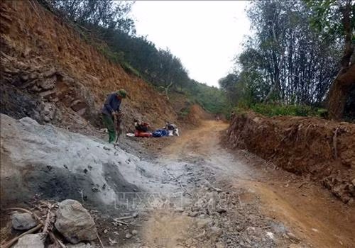 Tuyến đường liên thôn xã Minh Khương đang được thi công. Ảnh: Quang Đán - TTXVN
