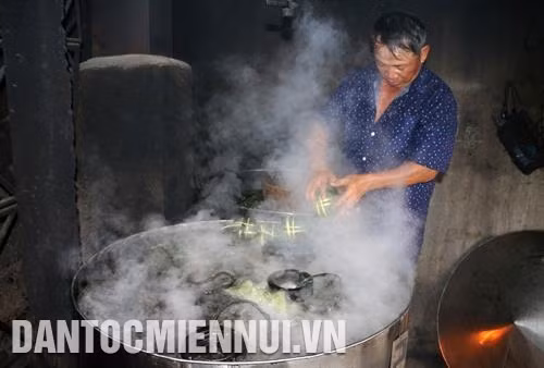 Thời gian đun bánh từ 10 - 12 tiếng để bánh chưng Nhật Lệ chín đều. Ảnh: Hồ Cầu