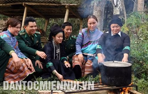 Các đảng viên mang quân hàm xanh xuống cơ sở đón Tết với bà con dân tộc thiểu số ở thôn Đội 3, xã Nàn Sán, huyện Si Ma Cai (Lào Cai). Ảnh: Quốc Khánh