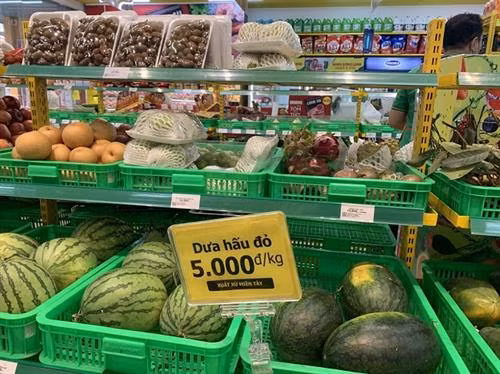Dưa hấu cần "giải cứu" được bày bán khá rẻ tại các siêu thị hiện đại, cửa hàng tiện lợi tại Thành phố Hồ Chí Minh. Ảnh: Hoàng Tuyết - TTXVN