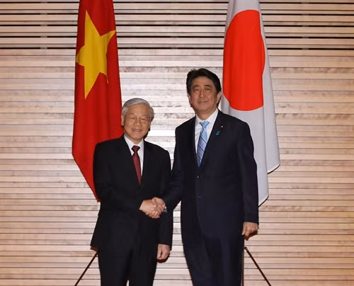 Tổng Bí thư Nguyễn Phú Trọng và Thủ tướng Nhật Bản Shinzo Abe. Ảnh: Trí Dũng– TTXVN