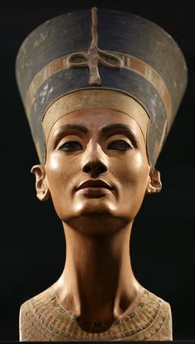 Trong ảnh (tư liệu): Tượng nữ hoàng Nefertiti được trưng bày tại triển lãm "Dưới ánh sáng của Amarna" ở bảo tàng Neues, Berlin, Đức ngày 5/12/2012. AFP/TTXVN