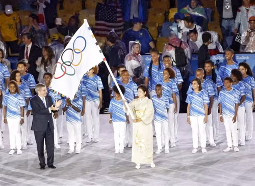 Thị trưởng Tokyo Yuriko Koike (giữa) đón nhận lá cờ Olympic tại lễ bế mạc Thế vận hội Rio. EPA/ TTXVN