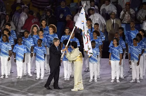 Chủ tịch Ủy ban Olympic quốc tế Thomas Bach (trái) trao cờ Olympic cho Thị trưởng Tokyo Yuriko Koike (phải) tại lễ bế mạc Thế vận hội Rio. AFP/ TTXVN